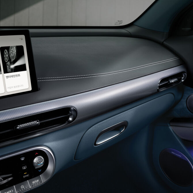 The part of the front seat interior of the vehicle using blue wood is highlighted.